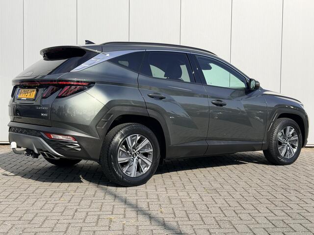 Hyundai TUCSON 1.6 T-GDI HEV Comfort / 1e Eigenaar / NL Auto / Trekhaak 1650 KG / All Seasonbanden / Adaptive Cruise Control / Climate Control / Stoelverwarming / Achteruitrijcamera / Fabrieksgarantie t/m 01-2028 /