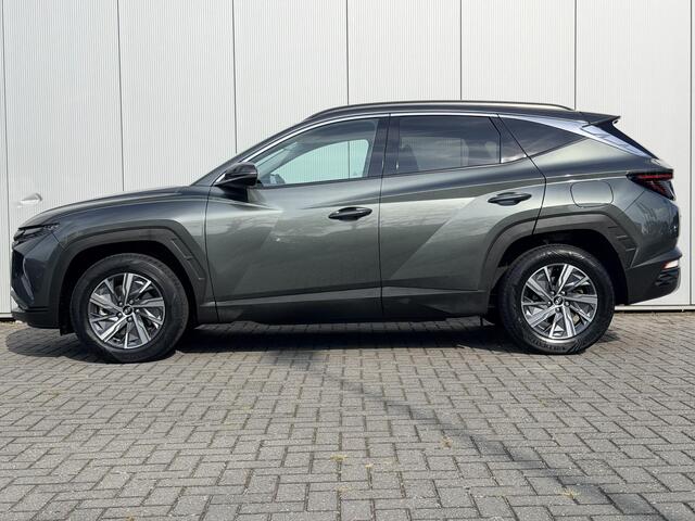 Hyundai TUCSON 1.6 T-GDI HEV Comfort / 1e Eigenaar / NL Auto / Trekhaak 1650 KG / All Seasonbanden / Adaptive Cruise Control / Climate Control / Stoelverwarming / Achteruitrijcamera / Fabrieksgarantie t/m 01-2028 /