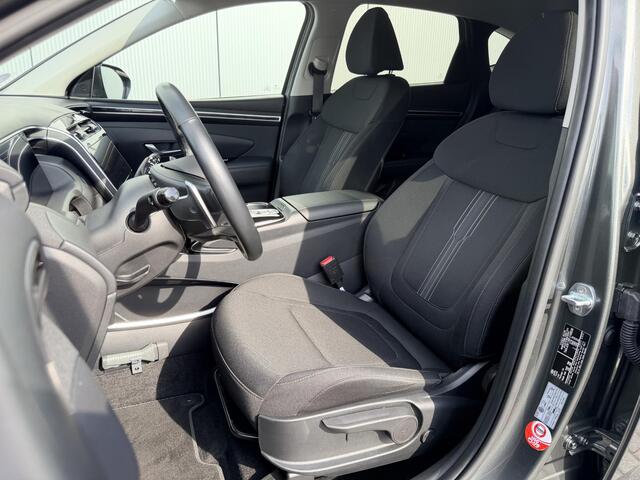 Hyundai TUCSON 1.6 T-GDI HEV Comfort / 1e Eigenaar / NL Auto / Trekhaak 1650 KG / All Seasonbanden / Adaptive Cruise Control / Climate Control / Stoelverwarming / Achteruitrijcamera / Fabrieksgarantie t/m 01-2028 /
