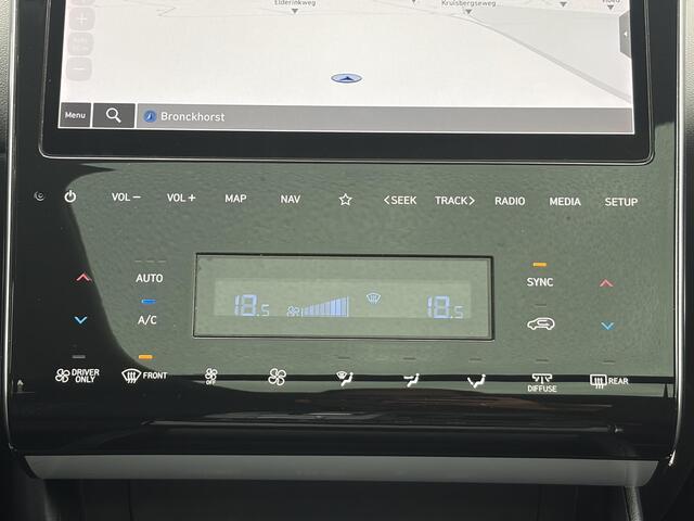 Hyundai TUCSON 1.6 T-GDI PHEV Comfort Smart Sky 4WD / Dealer Onderhouden / SOH 100% / Panoramadak / Adaptief Cruise Control / Navigatie / Achteruitrijcamera / Apple Carplay & Android Auto / Stoel & Stuurverwarming / 19" LM Velgen / Elektrische Achterklep /