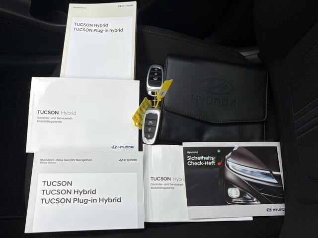 Hyundai TUCSON 1.6 T-GDI PHEV Comfort Smart Sky 4WD / Dealer Onderhouden / SOH 100% / Panoramadak / Adaptief Cruise Control / Navigatie / Achteruitrijcamera / Apple Carplay & Android Auto / Stoel & Stuurverwarming / 19" LM Velgen / Elektrische Achterklep /