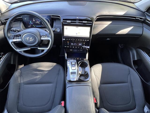 Hyundai TUCSON 1.6 T-GDI PHEV Comfort Smart 4WD / Fabrieksgarantie tot 06-2028 / Accu SoH 100 % / Dealer onderhouden / Navigatie / Camera / Apple Carplay Android / Stuur- en stoelverwarming / 19" LM wielen /
