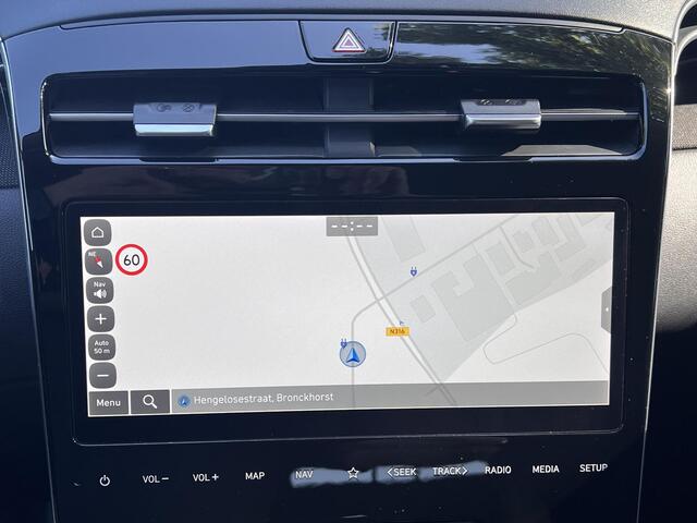 Hyundai TUCSON 1.6 T-GDI PHEV Comfort Smart 4WD / Fabrieksgarantie tot 06-2028 / Accu SoH 100 % / Dealer onderhouden / Navigatie / Camera / Apple Carplay Android / Stuur- en stoelverwarming / 19" LM wielen /