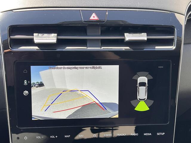 Hyundai TUCSON 1.6 T-GDI PHEV Comfort Smart 4WD / Fabrieksgarantie tot 06-2028 / Accu SoH 100 % / Dealer onderhouden / Navigatie / Camera / Apple Carplay Android / Stuur- en stoelverwarming / 19" LM wielen /