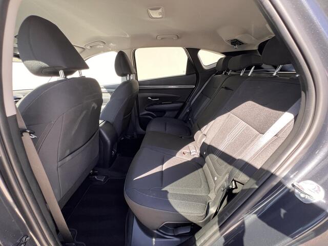 Hyundai TUCSON 1.6 T-GDI PHEV Comfort Smart 4WD / Fabrieksgarantie tot 06-2028 / Accu SoH 100 % / Dealer onderhouden / Navigatie / Camera / Apple Carplay Android / Stuur- en stoelverwarming / 19" LM wielen /
