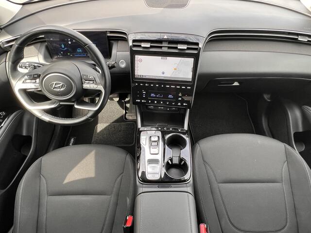 Hyundai TUCSON 1.6 T-GDI PHEV Comfort Smart 4WD / 1.350 kg Afn. trekhaak / Dealer Onderhouden / Fabrieksgarantie tot 6-2029 / Accu SoH 89% / Elektrische klep / Stuur- en stoelverwarming / Navi / Apple Carplay Android / 19" LM wielen /
