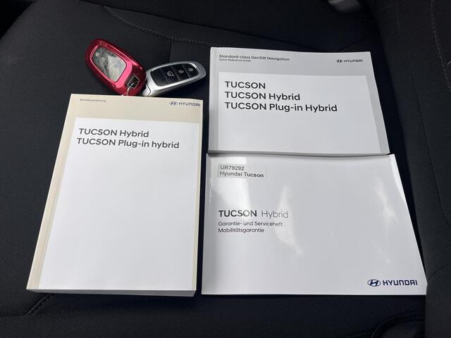 Hyundai TUCSON 1.6 T-GDI PHEV Comfort Smart 4WD / 1.350 kg Afn. trekhaak / Dealer Onderhouden / Fabrieksgarantie tot 6-2029 / Accu SoH 89% / Elektrische klep / Stuur- en stoelverwarming / Navi / Apple Carplay Android / 19" LM wielen /