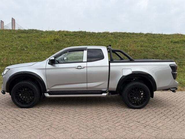 Isuzu D-MAX 1.9 Extended Cab LSX | AUTOMAAT | LEDER | 20'' BlackRhino LMV | Pedders Suspension | Apple CarPlay / Android Auto | TH. 3500 kg | Roll Cover