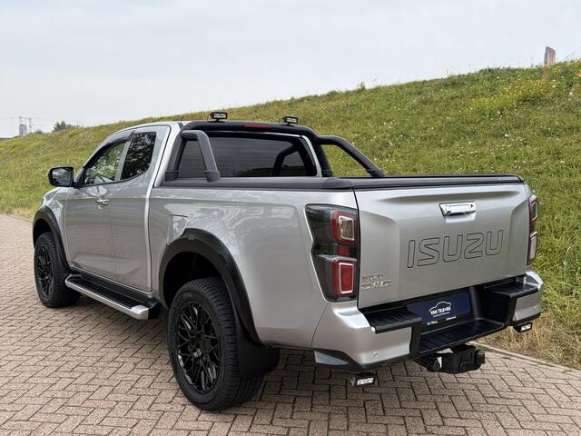 Isuzu D-MAX 1.9 Extended Cab LSX | AUTOMAAT | LEDER | 20'' BlackRhino LMV | Pedders Suspension | Apple CarPlay / Android Auto | TH. 3500 kg | Roll Cover