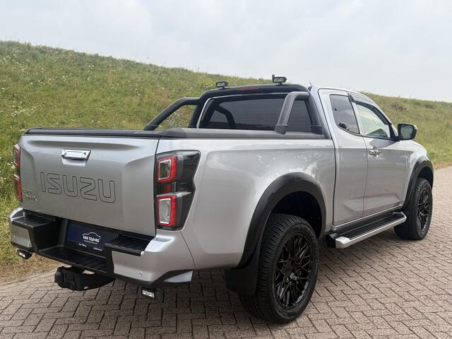 Isuzu D-MAX 1.9 Extended Cab LSX | AUTOMAAT | LEDER | 20'' BlackRhino LMV | Pedders Suspension | Apple CarPlay / Android Auto | TH. 3500 kg | Roll Cover