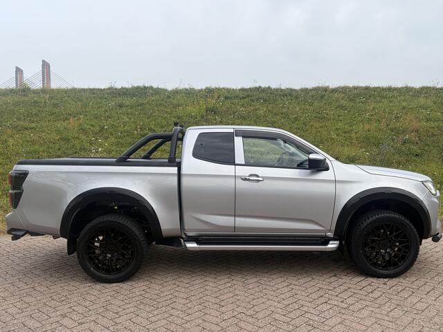 Isuzu D-MAX 1.9 Extended Cab LSX | AUTOMAAT | LEDER | 20'' BlackRhino LMV | Pedders Suspension | Apple CarPlay / Android Auto | TH. 3500 kg | Roll Cover