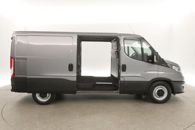 Iveco DAILY 35S16V 2.3 352 L2H1 157PK | 3500kg Trekgew. | Marge | Airco Camera 2xSchuifdeur Cruise 3 Persoons Trekhaak
