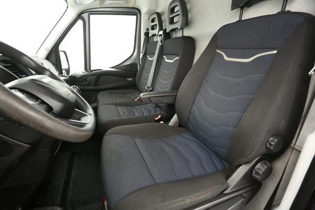 Iveco DAILY 35S16V 2.3 352 L2H1 157PK | 3500kg Trekgew. | Marge | Airco Camera 2xSchuifdeur Cruise 3 Persoons Trekhaak