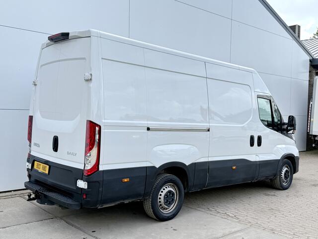 Iveco DAILY 35S14 2.3 L2H2 Climate Control Cruise Control Trekhaak Lucht Geveerde Stoel