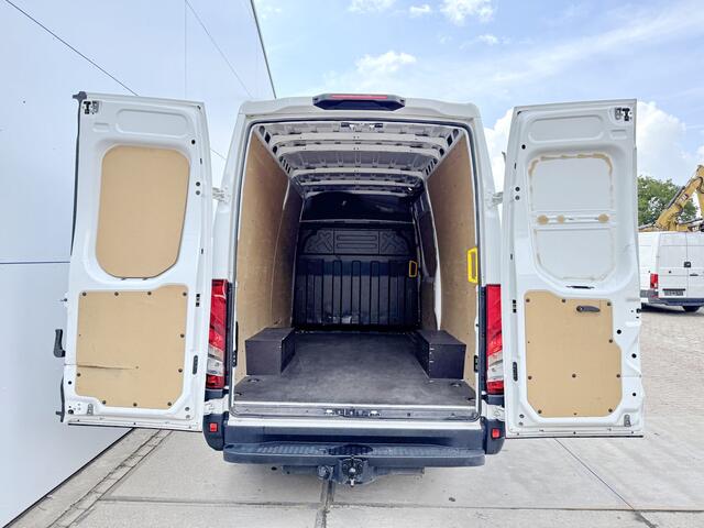 Iveco DAILY 35S14 2.3 L2H2 Climate Control Cruise Control Trekhaak Lucht Geveerde Stoel
