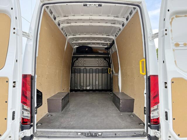 Iveco DAILY 35S14 2.3 L2H2 Climate Control Cruise Control Trekhaak Lucht Geveerde Stoel