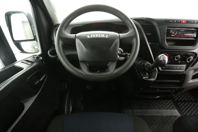 Iveco DAILY 2.3 300 L1H1 3500KG Trekgew. Trekhaak Airco 3 Persoons Elektrpakket Schuifdeur