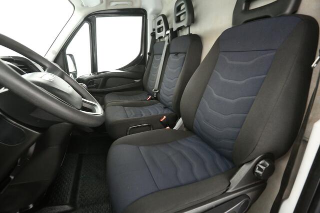Iveco DAILY 2.3 300 L1H1 3500KG Trekgew. Trekhaak Airco 3 Persoons Elektrpakket Schuifdeur