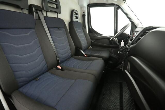 Iveco DAILY 2.3 300 L1H1 3500KG Trekgew. Trekhaak Airco 3 Persoons Elektrpakket Schuifdeur
