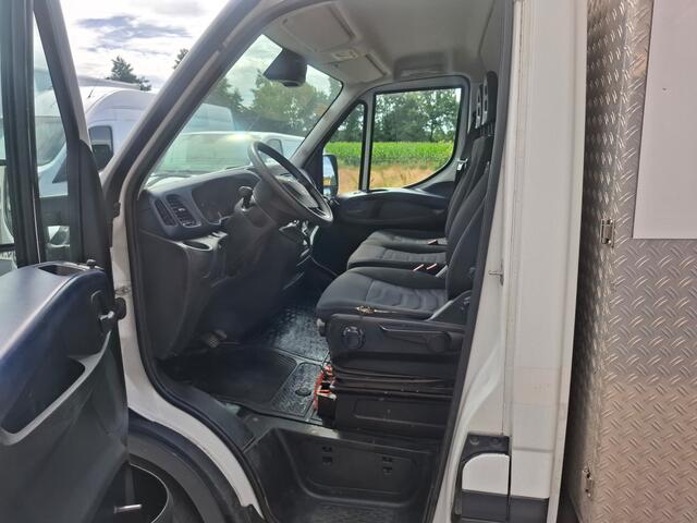 Iveco DAILY 3.0I CNG EURO-6 375 35S14N Automaat HIAB Kraan Laadbak 3-Persoons Ecc Trekhaak Camera Blue power Alpine 2-Din Infotainment Sys. Bluetooth Opbergkasten Betonplex Vloer Compressed Natural Gas (CNG) Voertuig 1e Eigenaar Euro 6