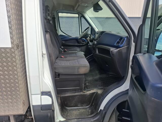 Iveco DAILY 3.0I CNG EURO-6 375 35S14N Automaat HIAB Kraan Laadbak 3-Persoons Ecc Trekhaak Camera Blue power Alpine 2-Din Infotainment Sys. Bluetooth Opbergkasten Betonplex Vloer Compressed Natural Gas (CNG) Voertuig 1e Eigenaar Euro 6