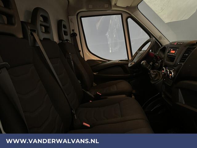 Iveco DAILY 35C14V 136pk L2H2 Dubbel Lucht Euro6 Airco | 3500kg trekhaak | Cruisecontrol | Chauffeursstoel Bijrijdersbank