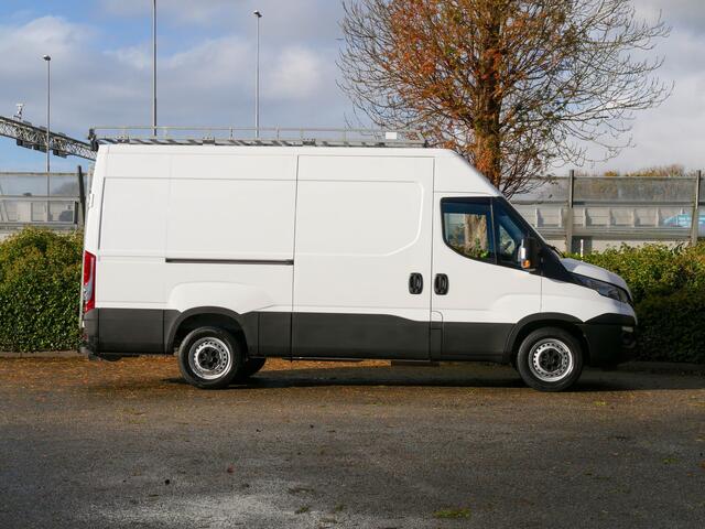 Iveco DAILY 35S14V L2H2 Hi Matic Automaat | 3500KG Trekgewicht | Geveerde Stoel | Euro 6 | Imperiaal en trap | Camera |