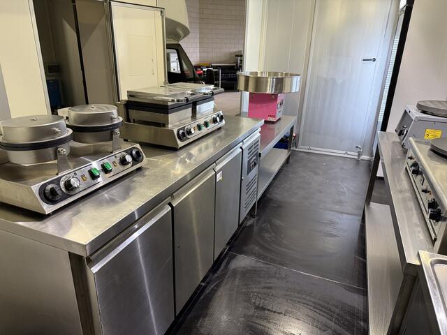 Iveco DAILY 35S14 2.3 410 | Foodtruck | Pannenkoek | Wafelijzer | Poffertjes | Crêpes | Stroopwafel | Suikerspin | Eventtruck | Verkoopwagen | Snackwagen | Zijdeur | Airco | Camera