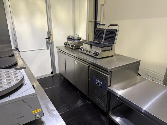 Iveco DAILY 35S14 2.3 410 | Foodtruck | Pannenkoek | Wafelijzer | Poffertjes | Crêpes | Stroopwafel | Suikerspin | Eventtruck | Verkoopwagen | Snackwagen | Zijdeur | Airco | Camera