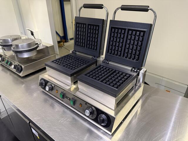 Iveco DAILY 35S14 2.3 410 | Foodtruck | Pannenkoek | Wafelijzer | Poffertjes | Crêpes | Stroopwafel | Suikerspin | Eventtruck | Verkoopwagen | Snackwagen | Zijdeur | Airco | Camera