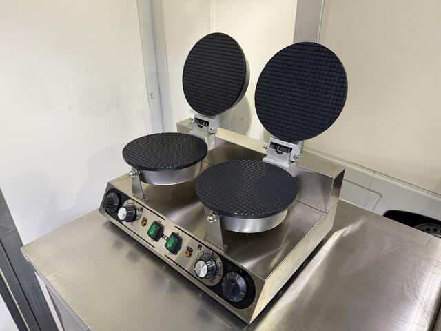 Iveco DAILY 35S14 2.3 410 | Foodtruck | Pannenkoek | Wafelijzer | Poffertjes | Crêpes | Stroopwafel | Suikerspin | Eventtruck | Verkoopwagen | Snackwagen | Zijdeur | Airco | Camera