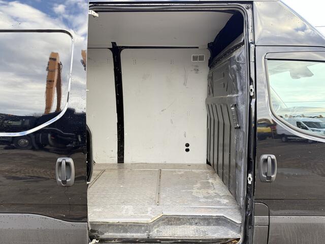 Iveco DAILY 35S18 3.0 L2H2 Airco Adaptieve Cruise Control Camera Navigatie Lucht geveerde stoel .