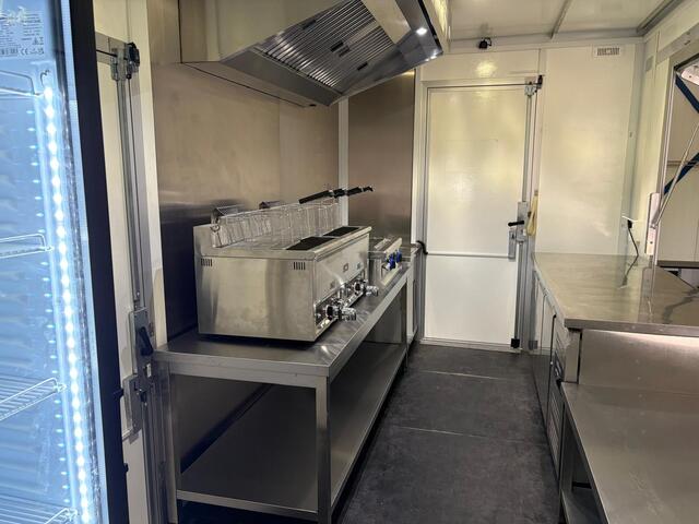 Iveco DAILY 35S14 2.3 410 | Foodtruck | Patatwagen | Bakplaat | Verkoopwagen | Patatkraam | Eventtruck | Frietwagen | Bak Snackwagen | Koeling | Zijdeur | Airco Treeplank