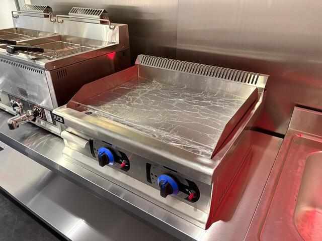 Iveco DAILY 35S14 2.3 410 | Foodtruck | Patatwagen | Bakplaat | Verkoopwagen | Patatkraam | Eventtruck | Frietwagen | Bak Snackwagen | Koeling | Zijdeur | Airco Treeplank