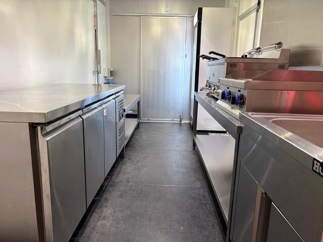 Iveco DAILY 35S14 2.3 410 | Foodtruck | Patatwagen | Bakplaat | Verkoopwagen | Patatkraam | Eventtruck | Frietwagen | Bak Snackwagen | Koeling | Zijdeur | Airco Treeplank