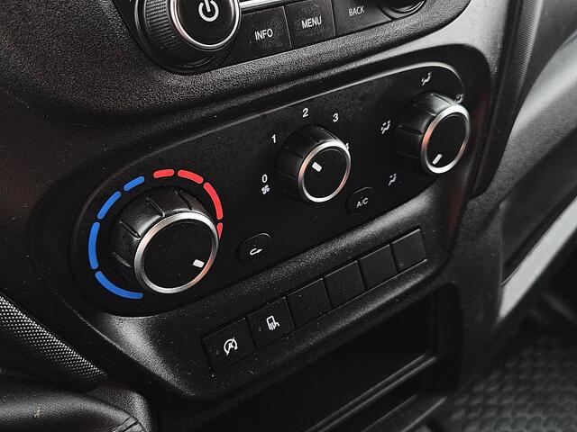 Iveco DAILY 35S14V 2.3 352 L2H2 Airco Cruise Control PDC Achter 3 Zits Euro6 136 PK!