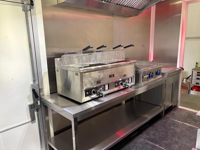 Iveco DAILY 35S14 2.3 410 | Foodtruck | Patatwagen | Bakplaat | Verkoopwagen | Patatkraam | Eventtruck | Frietwagen | Bak Snackwagen | Koeling | Zijdeur | Airco Treeplank