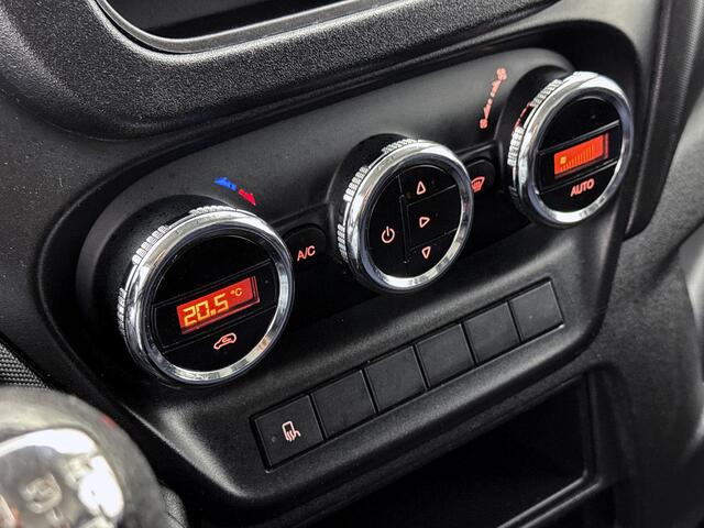 Iveco DAILY 35S14V 2.3 352 Luchtgeveerde stoel Trekhaak 3500kg Climate control Betimmering Cruise control