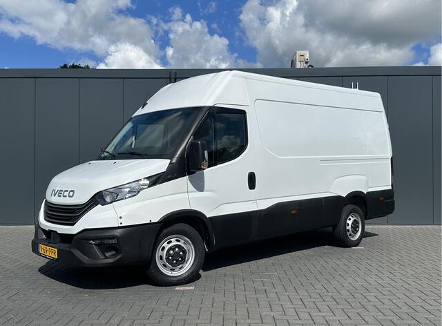 Iveco DAILY 35S14 2.3D 136 PK FACELIFT / L2H2 / ** 20.950 KM ** / TREKHAAK / 3.500 KG AHG / 270 ACHTERDEUREN / ECC AIRCO / APPLE CARPLAY / 3 ZITS