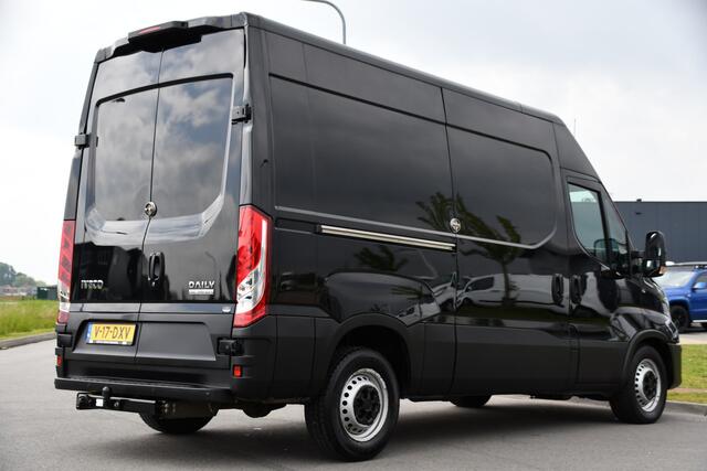 Iveco DAILY 35S14V 2.3 L2H2 Cruise, LED, 3500kg Trekhaak, Automaat, Bluetooth, Geveerde stoel, Sensoren, Uniek!