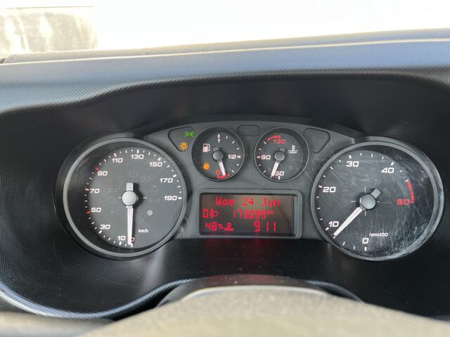 Iveco DAILY 35C14 2.3 375 Laadklep 500kg Trekhaak 3500kg trekgewicht Airco 2-Persoons Open laadbak Pick-up P-up Bakwagen Telefoonverbinding 1e eigenaar Euro 6 Bpm vrij !!!