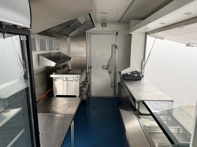 Iveco DAILY 35S14 2.3 410 | Foodtruck | Verkoopwagen | Patatkraam | Eventtruck | Snackwagen | Viskraam | Zijdeur | Airco | Camera