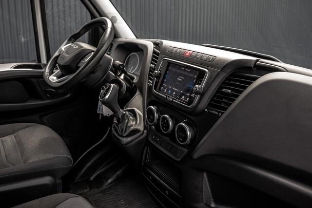 Iveco DAILY 35S18 175 PK 3.0 Liter! | Automaat | 3.500 KG trekgewicht | Camera | Cruise | Airco | Trekhaak | 3-Zits