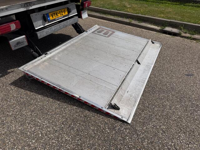 Iveco DAILY 40C18 Bakwagen Laadklep Zijdeur Automaat Airo Navi Cruisecontrol EURO 6
