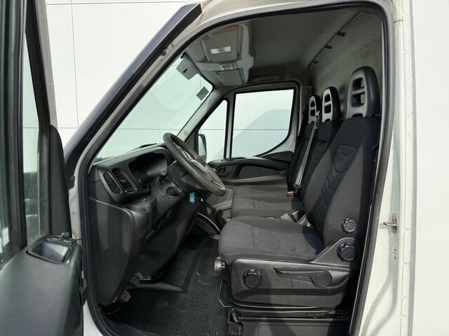 Iveco DAILY 35S14 2.3 352 L2H2 Airco Cruise Control 3,5tons Trekhaak Inbouw