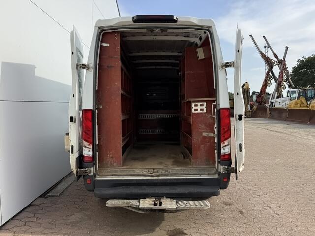 Iveco DAILY 35S14 2.3 352 L2H2 Airco Cruise Control 3,5tons Trekhaak Inbouw