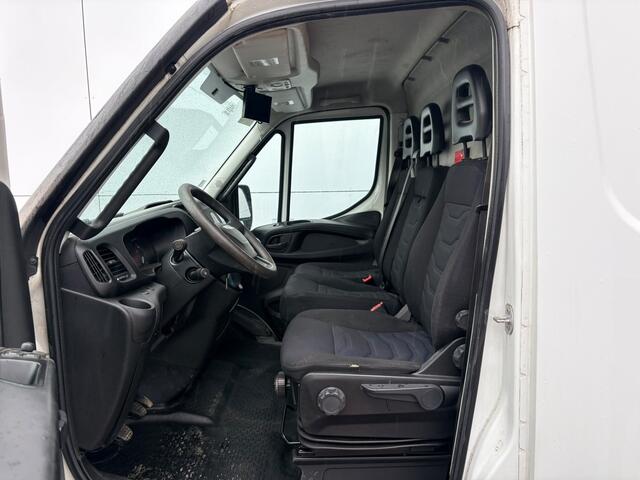 Iveco DAILY 35C14 2.3 L2H2 Dubbellucht Airco Cruise control Camera Trekhaak 3,5t Inbouw lucht geveerde stoel