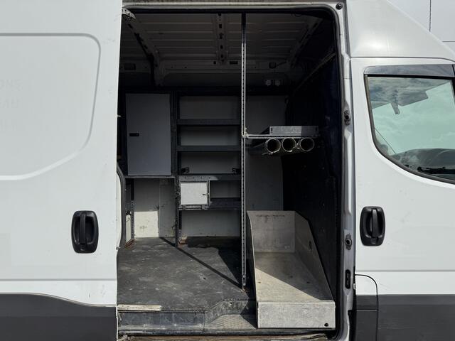 Iveco DAILY 35C14 2.3 L2H2 Dubbellucht Airco Cruise control Camera Trekhaak 3,5t Inbouw lucht geveerde stoel