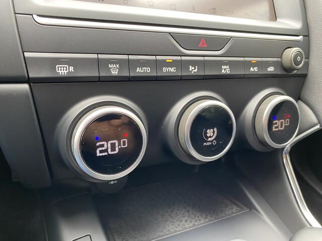 Jaguar E-Pace 2.0 P200 AWD NARVIK BLACK BTW VEREKENBAAR INCL .BTW Achteruitrij camera/ /Climate contr./Navigatie/Ledverlichting//Park. sensoren V+A/Cruisecontr./Startstop/./Jaguar Audiosytsteem