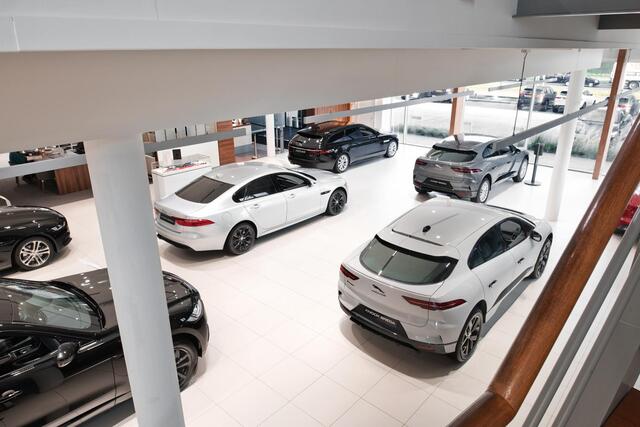 Jaguar F-PACE P400e PHEV R-Dynamic SE Jaguar F-PACE 2.0 P400e PHEV Limited Edition R-Dynamic SE